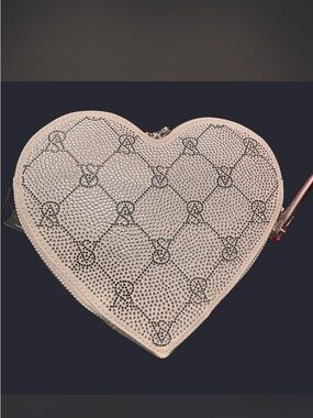 Heart-Shaped Women's Wristlet Clutch in silver